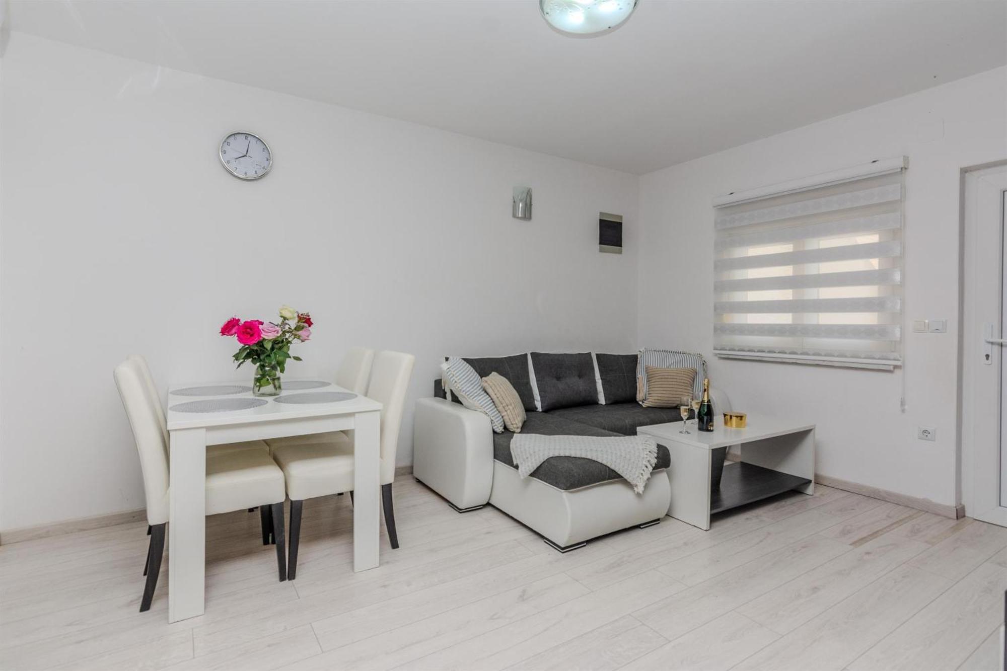 Apartments Lucica Vir Ngoại thất bức ảnh