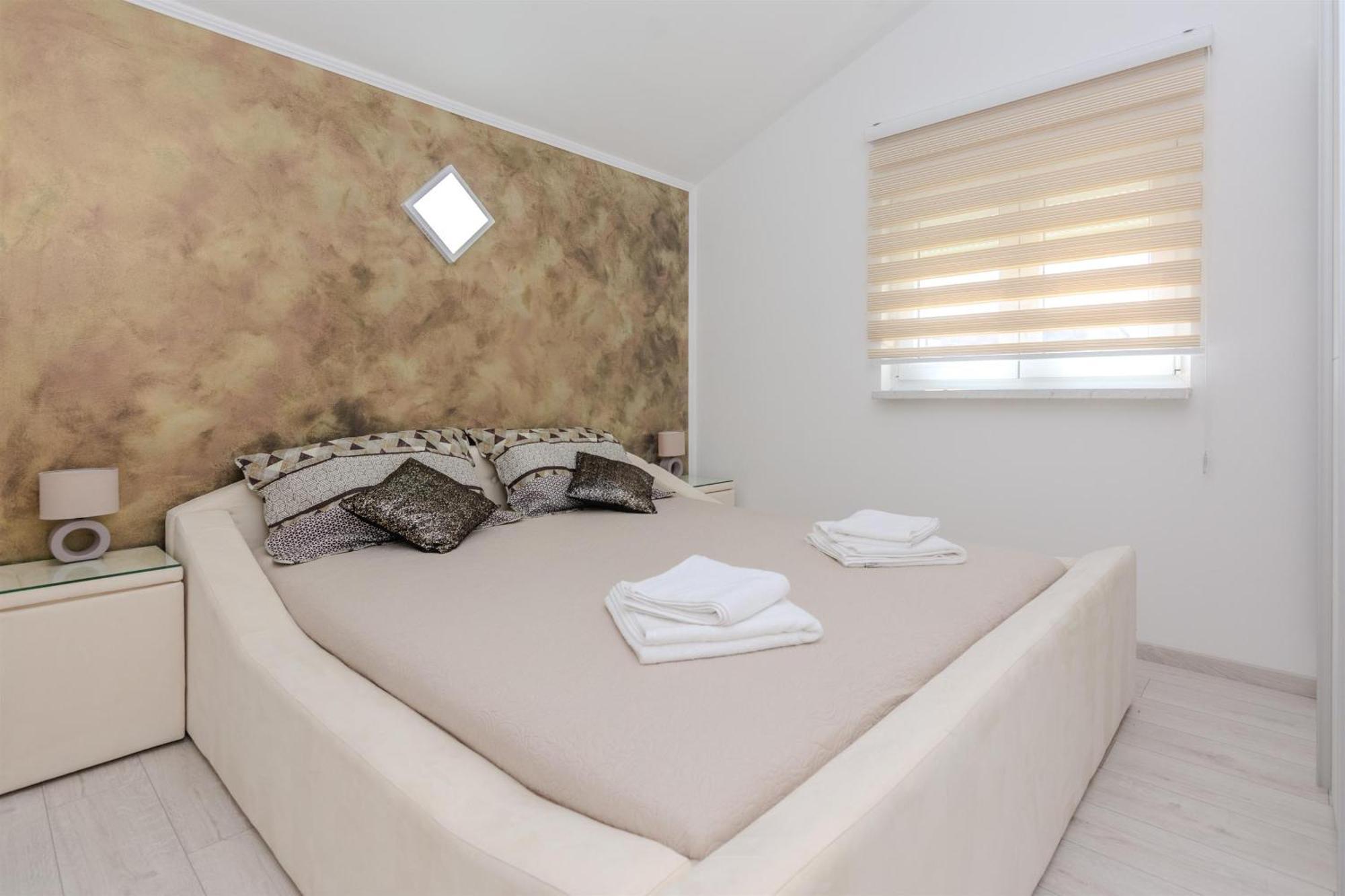 Apartments Lucica Vir Ngoại thất bức ảnh